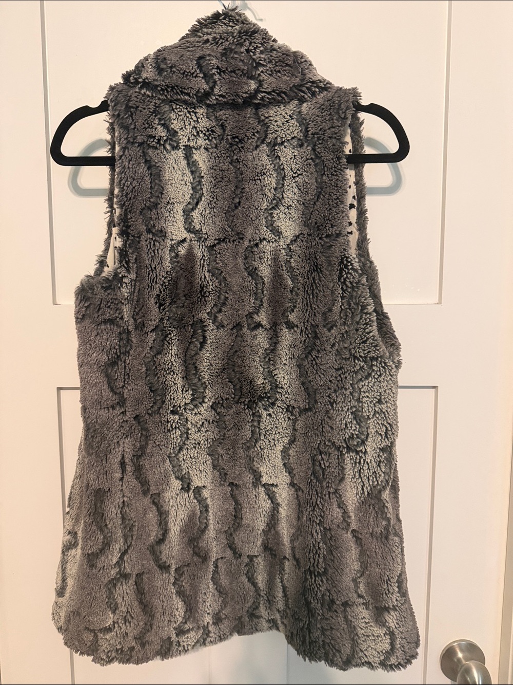 Alice + Olivia Grey Faux Fur Sleeveless Vest with Silk Blend Patterned Lining - Picture 5 of 11